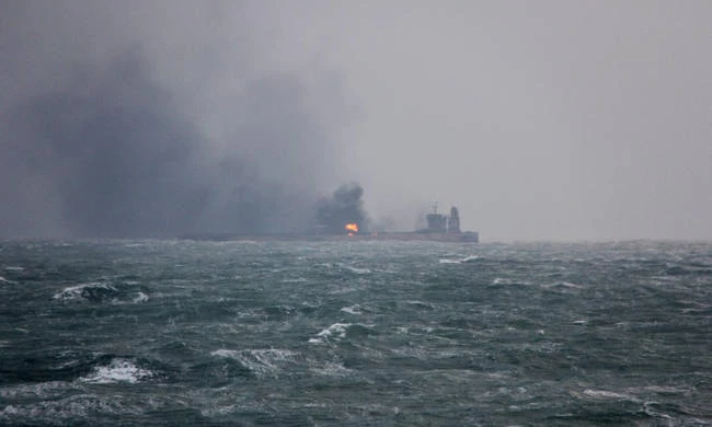 Το φλεγόμενο ιρανικό δεξαμενόπλοιο εισήλθε ακυβέρνητο στην ιαπωνική ΑΟΖ